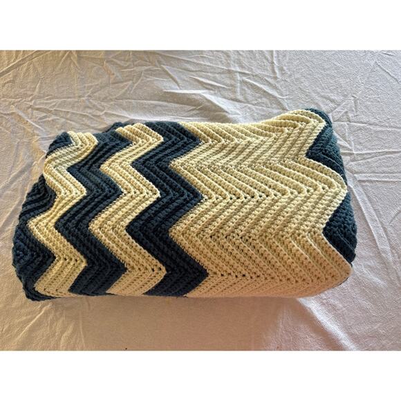 Handmade Crochet Chevron Blanket Blue Cream 81x42 - Picture 6 of 6